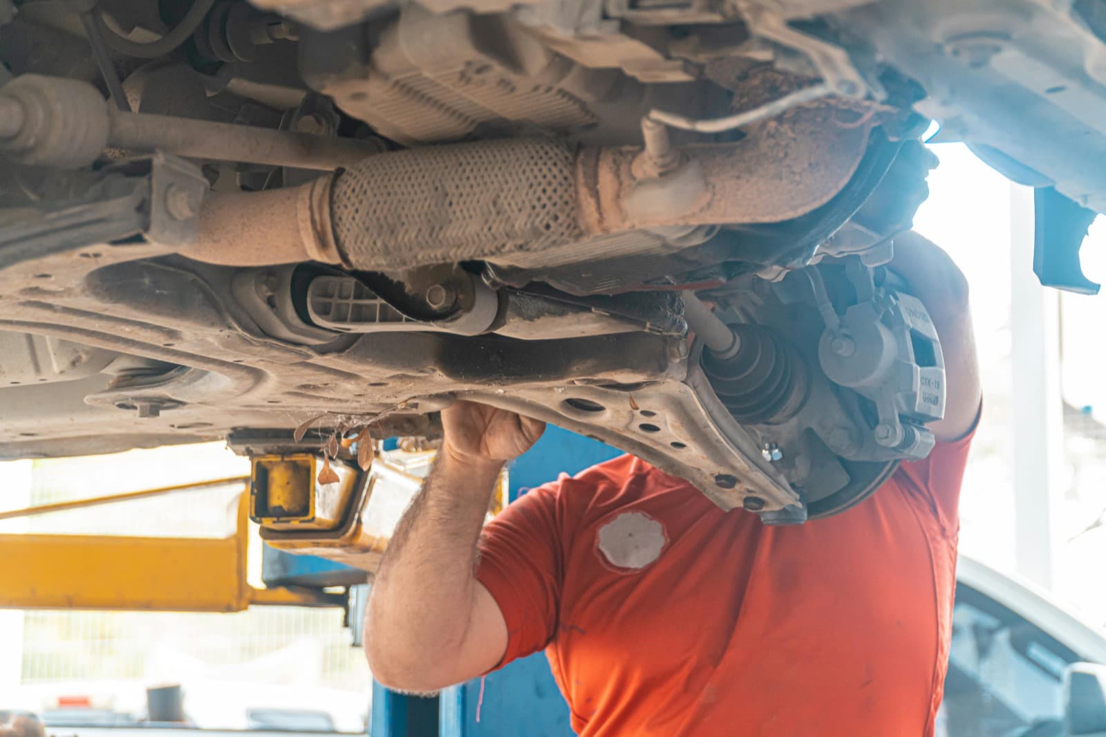 When a Roadside Issue Belongs to Mobile Service and When It Belongs in the Shop